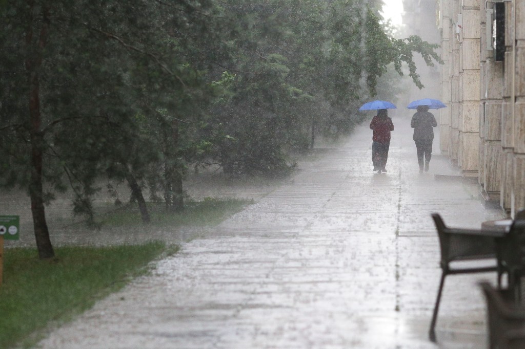 Ploaie torențială în București. Foto: Inquam Photos / Octav Ganea