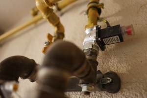 Valvă pe conductă de gaz acționată de senzor. Inquam Photos / Octav Ganea