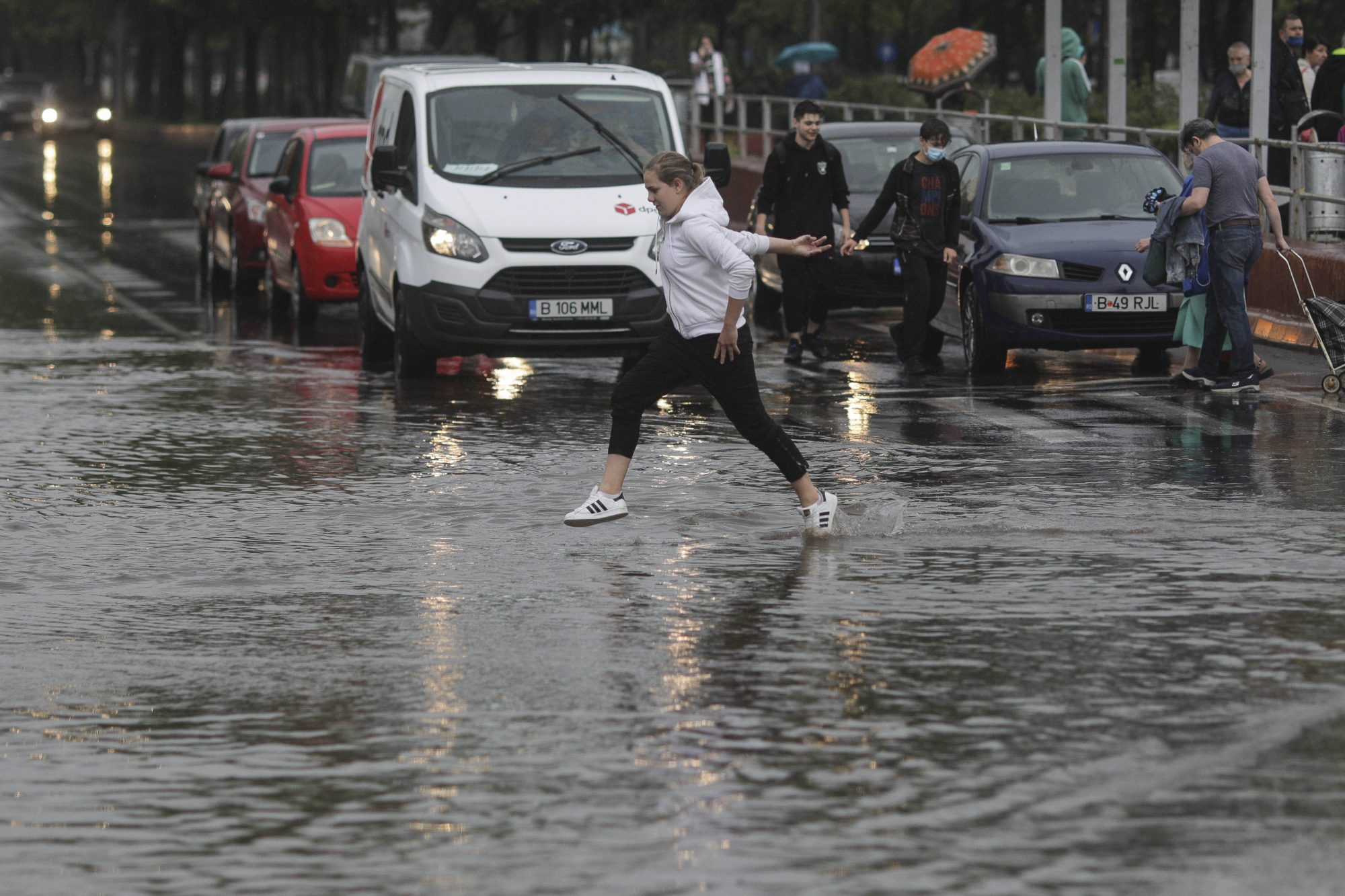 Alertă de furtuni puternice până joi: 13 județe, sub cod galben. Prognoză și pentru București