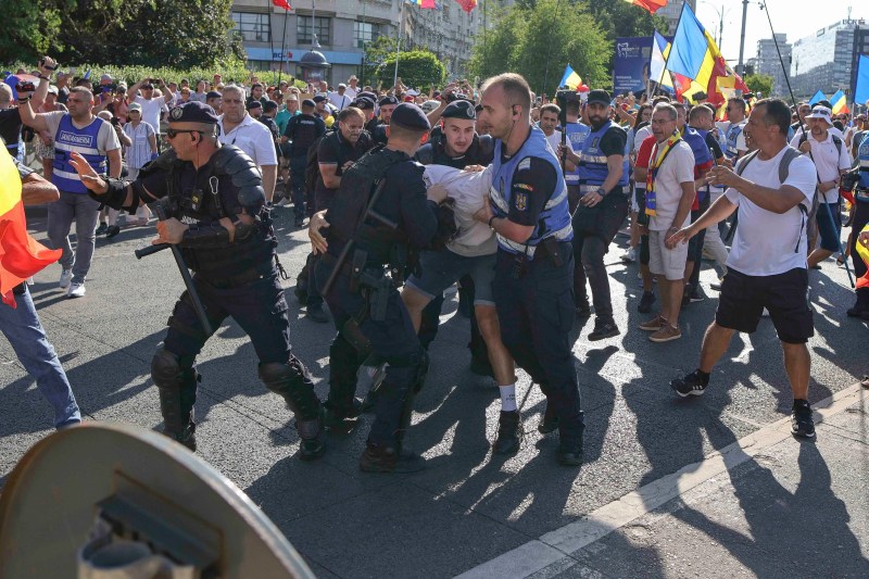 Avocat trimis în judecată, după ce a lovit un jandarm în gât, în timpul protestului pro-Georgescu din iulie