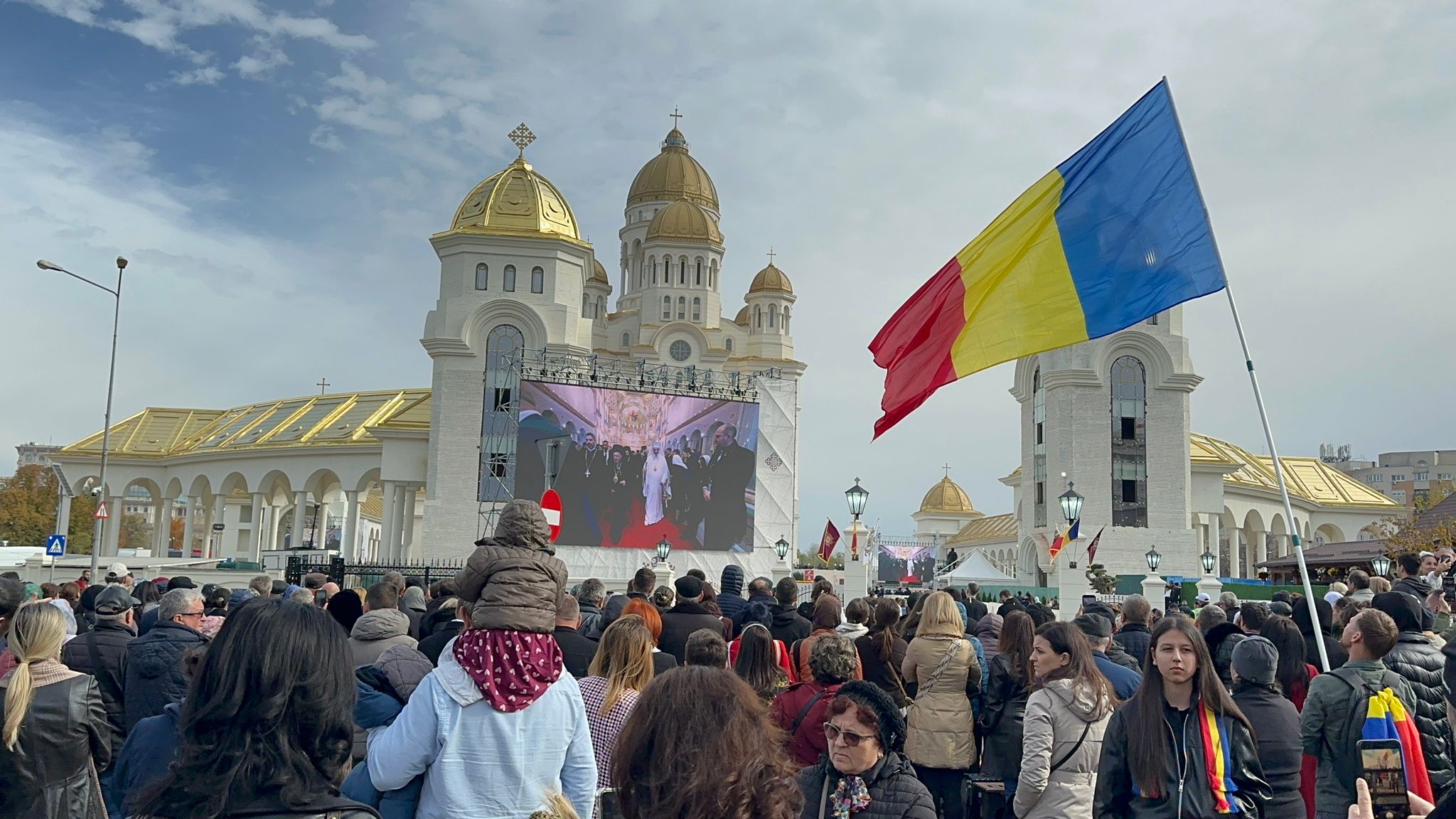 Patriarhia spune că versurile piesei „Avem o țară”, cântată de un cor de copii în Catedrala Neamului, au fost atribuite „în mod total eronat” legionarului Radu Gyr / Ce spune un istoric
