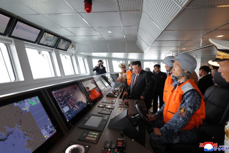 Kim Jong Un a inspectat noua navă de război a Coreei de Nord care trebuie să „pedepsească provocările inamice” FOTOGALERIE