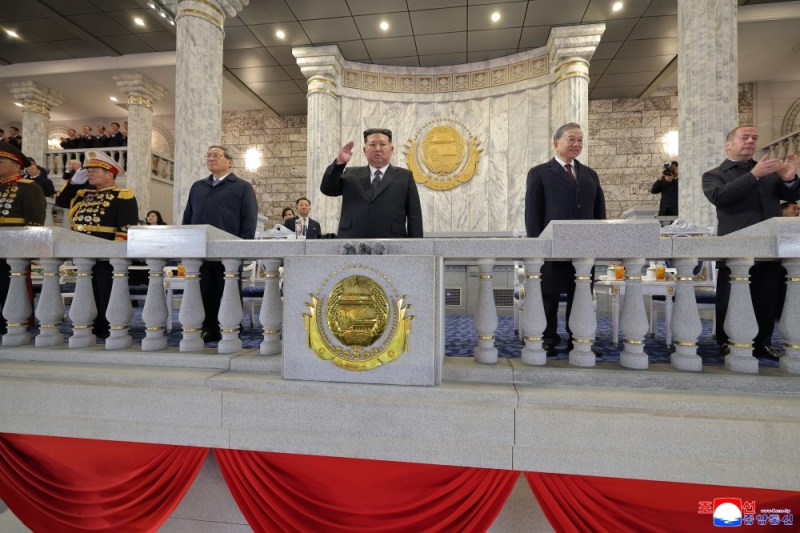 FOTOGALERIE Kim Jong Un a dezvăluit în fața lui Dmitri Medvedev și Li Qiang cea mai puternică armă a Coreei de Nord