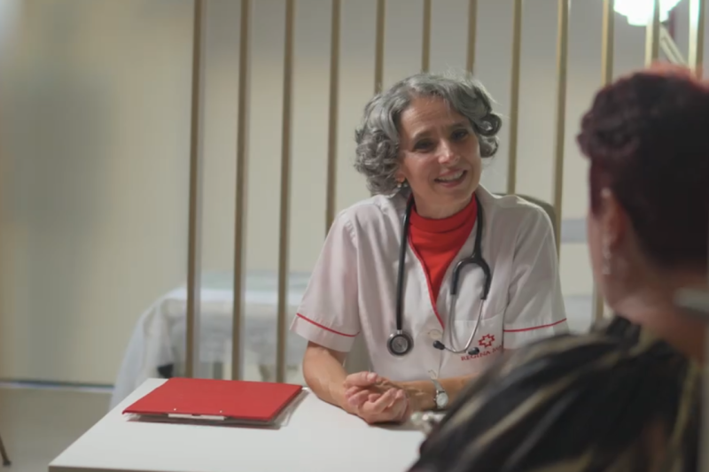 Sondaj Regina Maria: Românii nu își mai aleg medicii după recomandări de la prieteni și rude, ci după recenzii. Ce calități își doresc să aibă doctorii lor