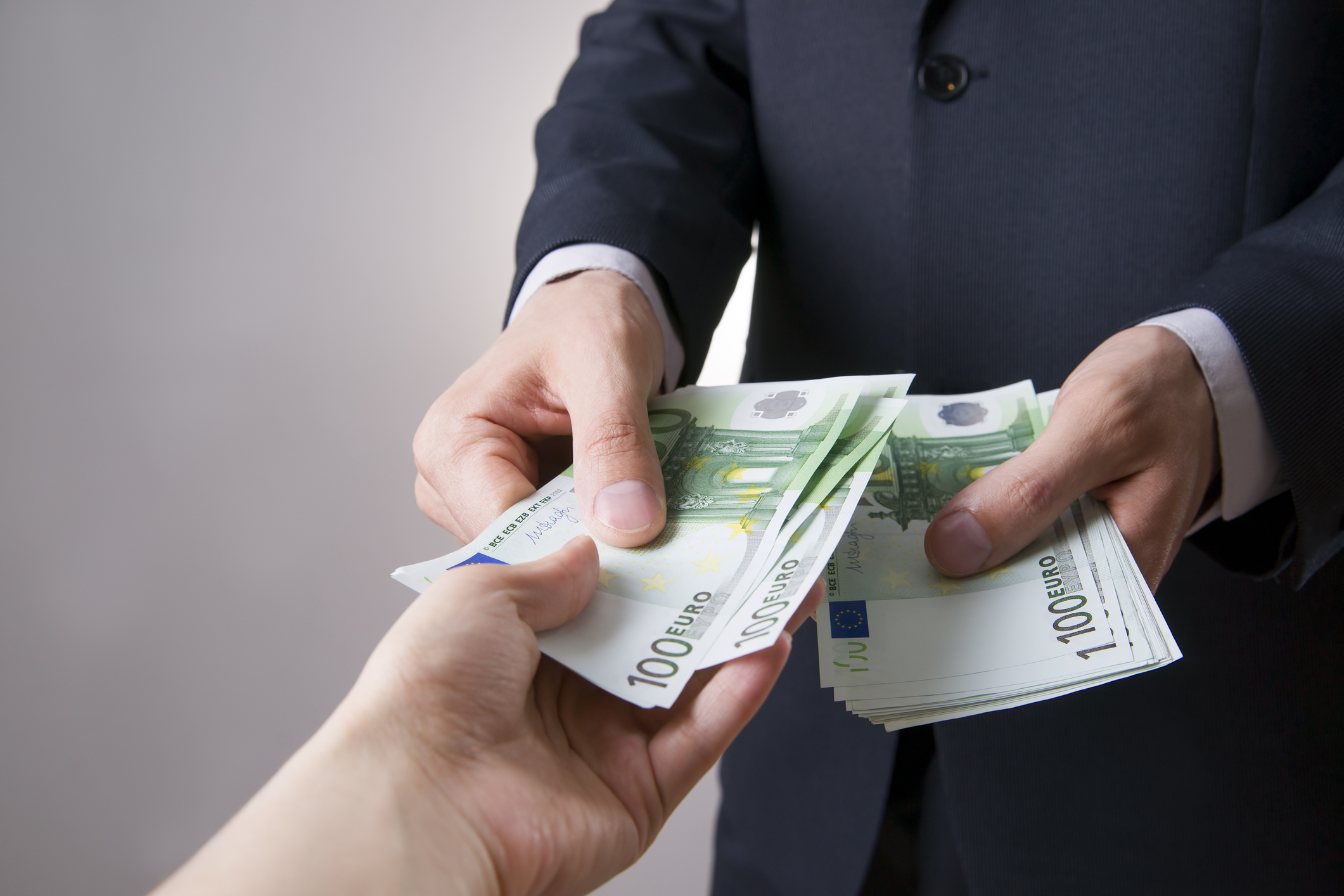 Profesor universitar din Brașov, trimis în judecată pentru mită