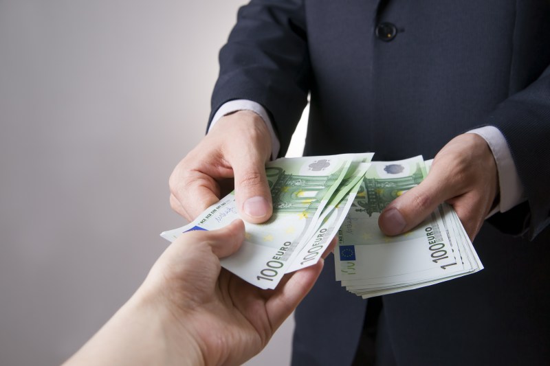 Profesor de la o facultate de drept, trimis în judecată pentru că lua mită de la studenți. Cât cerea pentru un examen simplu sau pentru licență