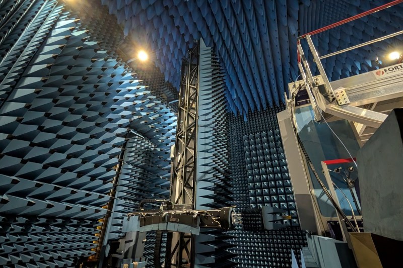 VIDEO  Cea mai mare fabrică de radare militare din Europa, văzută la fața locului. „Dacă o echipă întâmpină o problemă în hală la producție, apasă un buton”