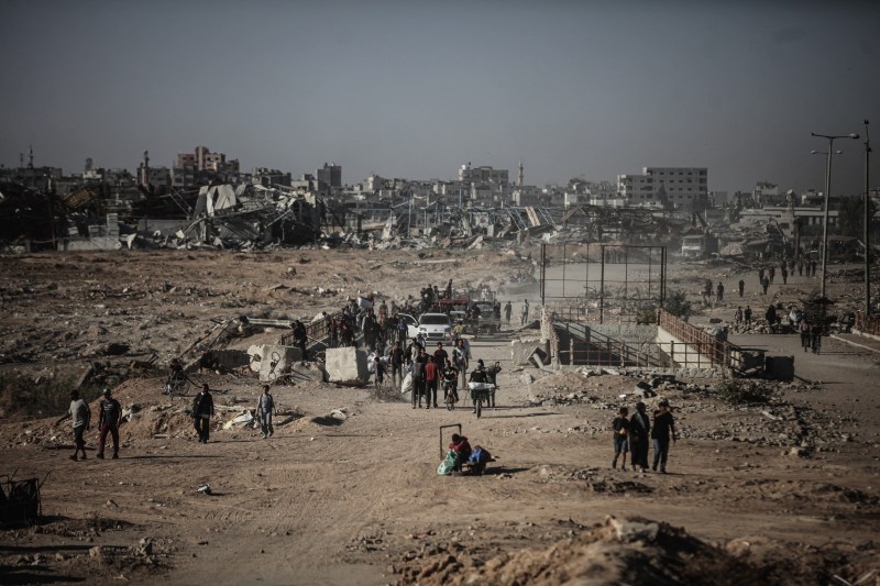 VIDEO Palestinienii se întorc la casele lor prin peisajul apocaliptic din Gaza: „Desigur, ele nu mai există, dar suntem fericiți”