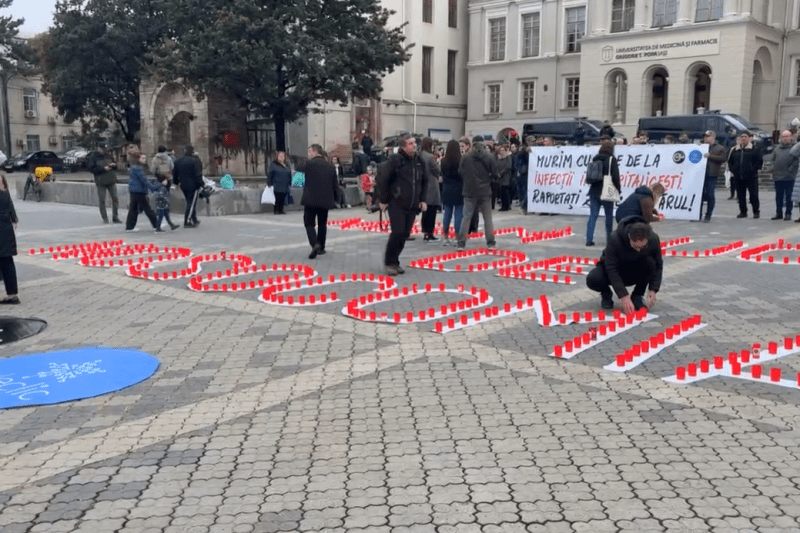 VIDEO Moment de reculegere la Iaşi, în memoria copiilor care au murit la spitalul „Sfânta Maria”. Participanţii au scris cu ajutorul a sute de candele mesajul „Neam ucis de nosocomiale”