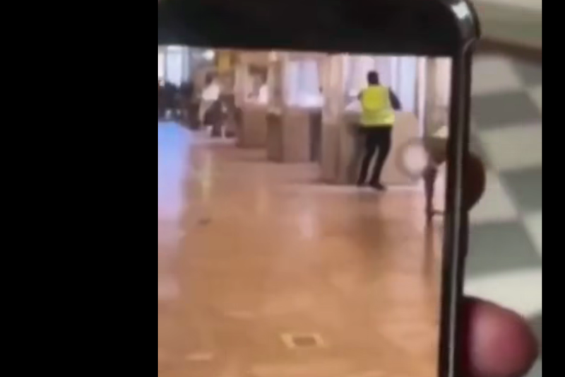 VIDEO Jaful de la muzeul Luvru a fost filmat. Un vizitator l-a surprins pe unul dintre hoți în acțiune