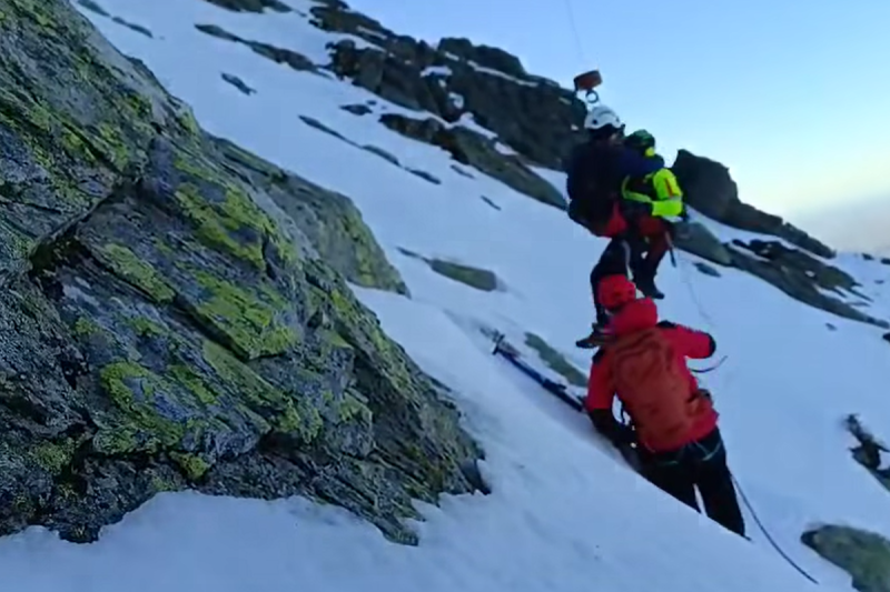 VIDEO. Imagini de la o operațiune de salvare a unui turist căzut pe un versant din Munții Făgăraș. Alți doi au suferit „leziuni incompatibile cu viața”
