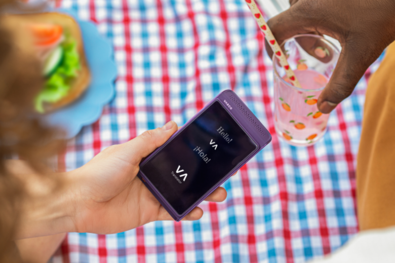 Vizitezi rudele în străinătate? Vezi cum te poate ajuta Vasco Translator Q1 să comunici cu familia și localnicii în altă țară