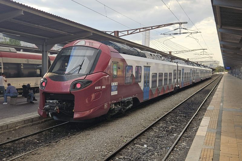 În loc să fie mai multe, rămân mai puține. Un singur tren electric nou Coradia de la Alstom va circula cu călători
