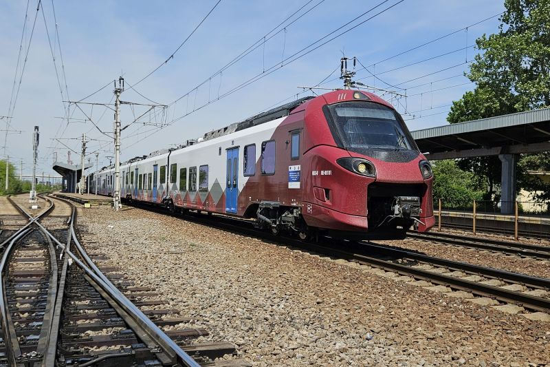 „Nu voi tolera astfel de comportamente” – Ministrul Transporturilor somează directorii companiilor feroviare să rezolve criza anulării trenurilor