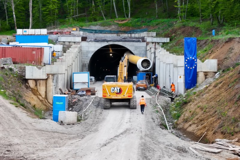 A fost săpat primul tunel pe uriașul șantier feroviar dintre Brașov și Sighișoara