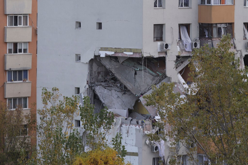 Urmările exploziei cauzate de o acumulare de gaze într-un bloc de locuințe din cartierul Rahova, București, 17 octombrie 2025. Inquam Photos / Octav Ganea