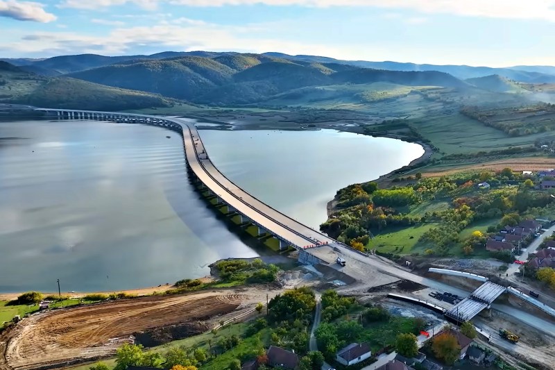 VIDEO Cum arată acum cea mai complexă structură de autostradă începută de Bechtel și abandonată apoi mulți ani / Va fi în sfârșit finalizată