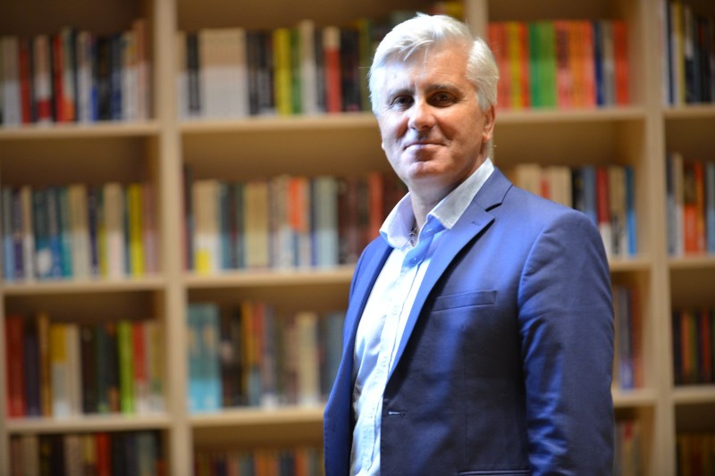 StartupCafe.ro: VIDEO. „Niciodată să nu te uiți la ziua de mâine, ci să te uiți la ziua de poimâine.” Sorin Nicolau, fondator al afacerii cu încălțăminte Lenox Prod, sfaturi pentru antreprenori