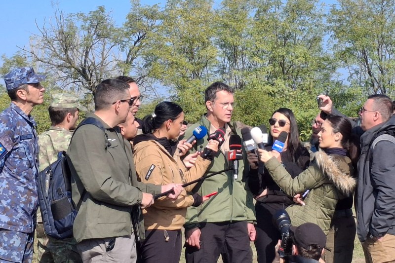 Ministrul Liviu-Ionuț Moșteanu a apărut la un exercițiu în care rezerviștii au tras în poligon, după ce Armata a fost criticată pentru felul dezordonat în care s-a făcut mobilizarea. „România are o armată profesionistă”