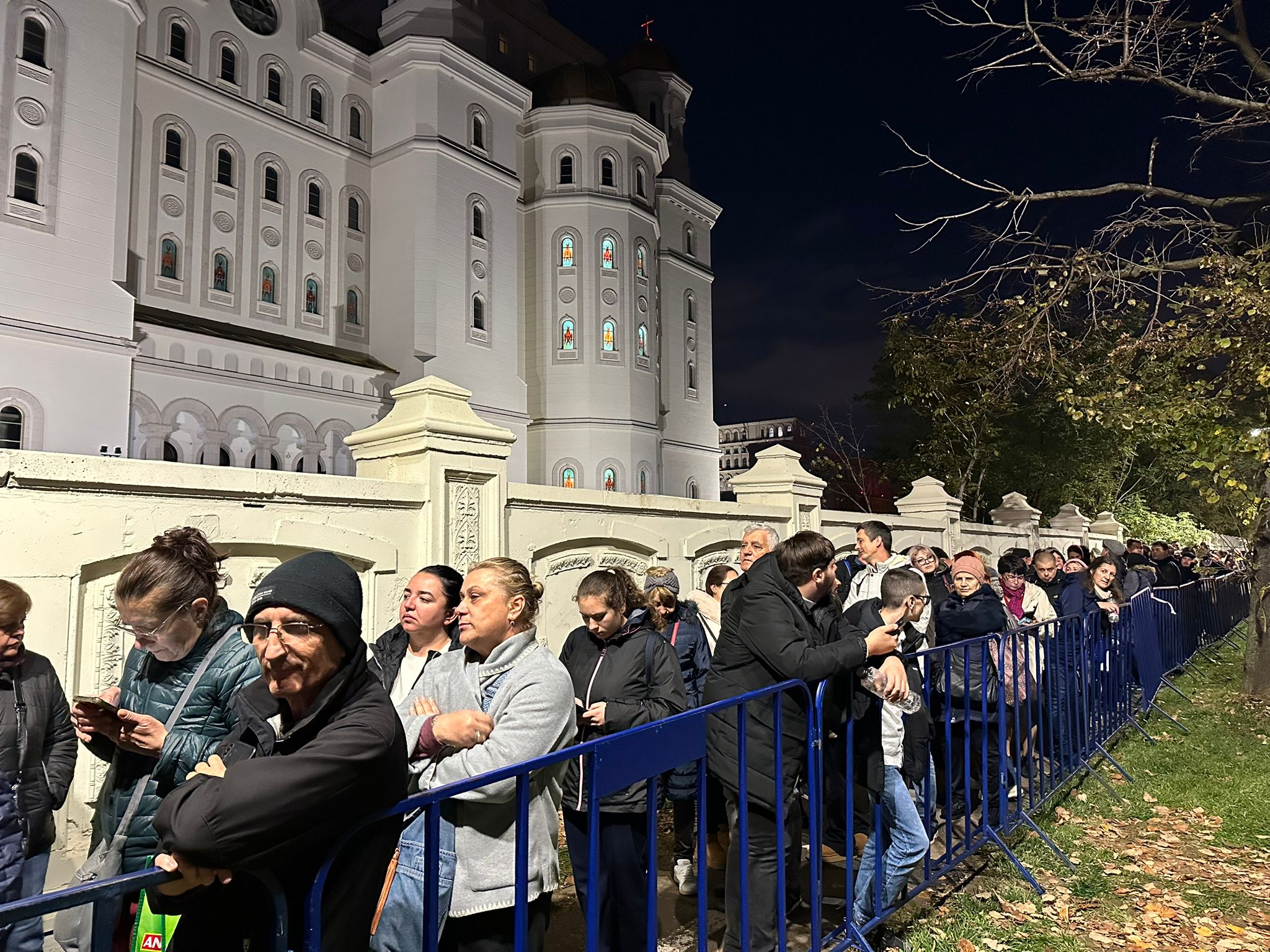 Coadă de mii de persoane la Catedrala Națională, București