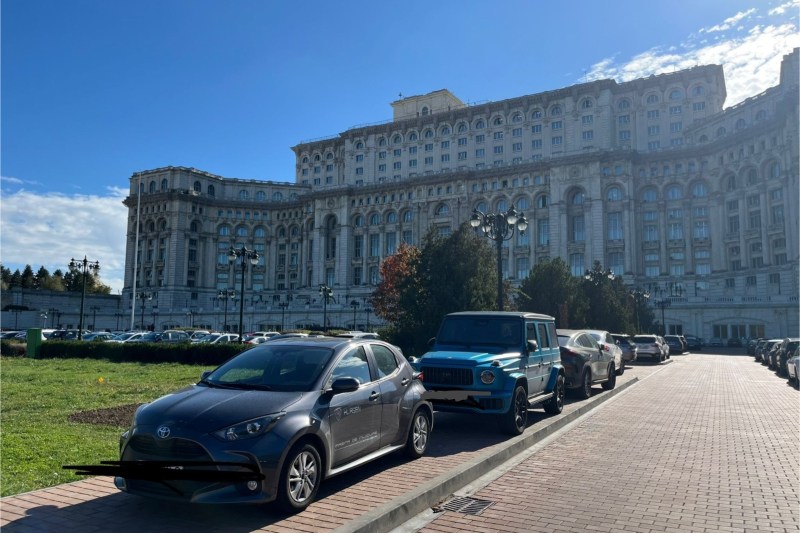 Bunul-simț e sfidat chiar în curtea Parlamentului României: „metamorfoza” trotuarelor