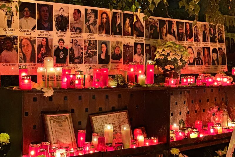„Corupția ÎNCĂ ucide”. La 10 ani de la Colectiv, sute de persoane au participat la un marș de comemorare. Ce spun supraviețuitorii și rudele victimelor / „Nimeni nu e vinovat, dar 65 sunt morți” – FOTO VIDEO