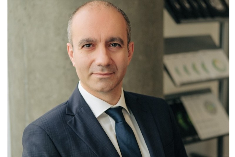 Studiu Deloitte: confruntate cu deficitul global de personal calificat, departamentele financiare folosesc din ce în ce mai mult noile tehnologii, inclusiv AI, și caută candidați în surse noi