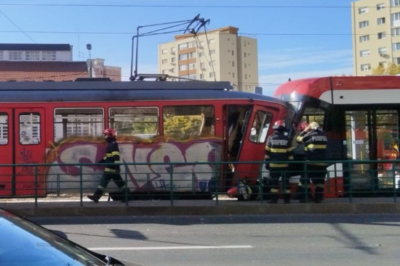 VIDEO Un tramvai a pornit singur din depou și a mers 500 de metri până a lovit un alt tramvai, în Arad. Mai mulți pasageri, răniți