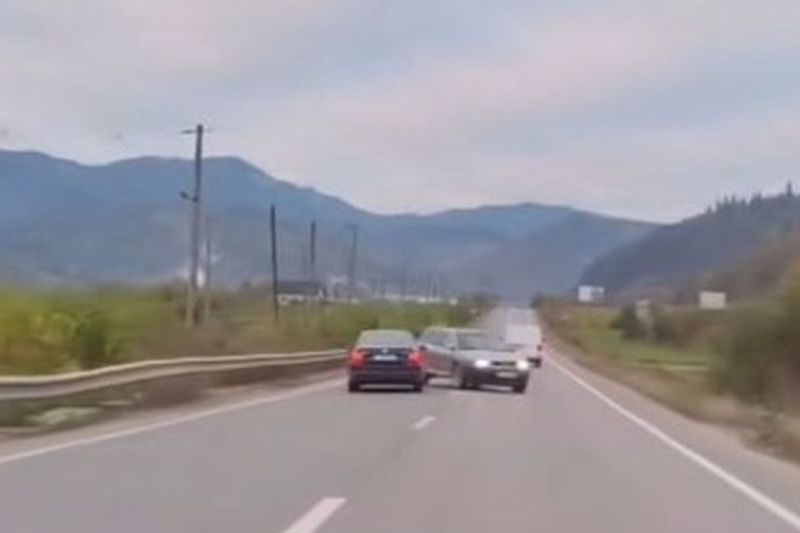VIDEO Un șofer a fost sancţionat după ce a fost filmat în timp ce face o depăşire periculoasă / Accidentul, evitat la limită de conducătorul auto de pe contrasens