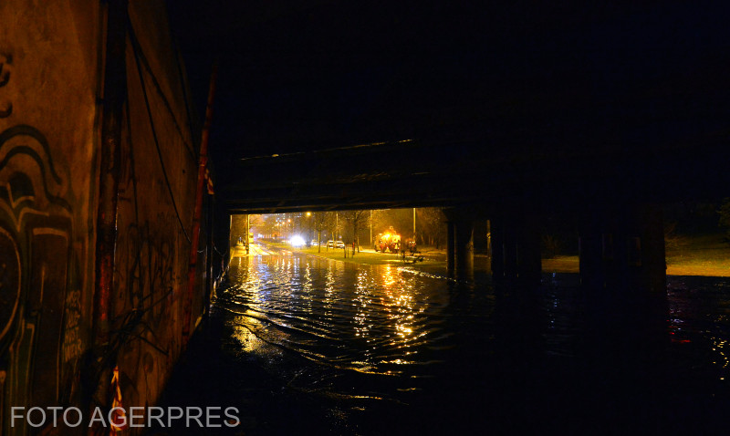 Precipitațiile din București: În mai puțin de două ore a căzut 50% din media pe luna octombrie / Canalizarea din Capitală a fost tranzitată de un debit echivalent cu al râului Mureş