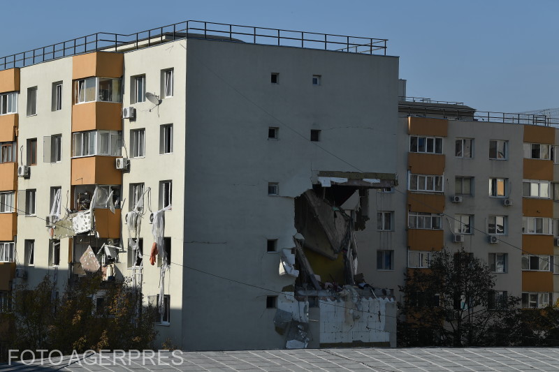 Blocul avariat de o explozie, în cartierul Rahova. Foto: Alex Micsik / Agerpres