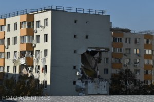 Blocul avariat de o explozie, în cartierul Rahova. Foto: Alex Micsik / Agerpres