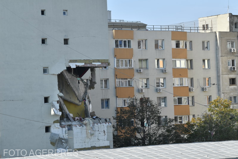 Blocul avariat de o explozie, în cartierul Rahova. Foto: Alex Micsik / Agerpres