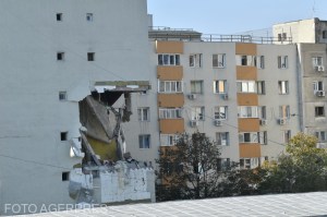 Blocul avariat de o explozie, în cartierul Rahova. Foto: Alex Micsik / Agerpres