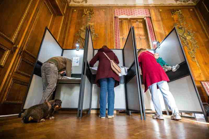 Scrutin imprevizibil în Olanda: o alegere între dreapta naționalistă a lui Geert Wilders și întoarcerea la centrul politic, după doi ani complicați