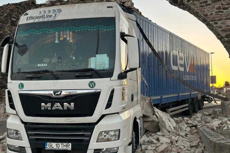 VIDEO Șoferul unui TIR cu numere de Galați a distrus un monument istoric din Spania, vechi de secole. Imagini cu urmările incidentului