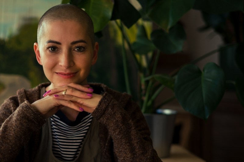 „Nu vreau să plâng. Dacă încep, nu mă mai opresc. Eu trebuia să mor deja de câteva luni”. Cum ajută psihoterapia în cancer, explică Alexandra Ivan, psihoterapeut Regina Maria