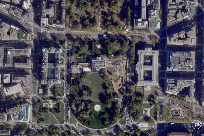 FOTO: Înainte și după. Imaginile din satelit arată dimensiunea demolării de la Casa Albă / Întreaga aripă de est a clădirii-simbol a SUA a fost rasă de buldozere