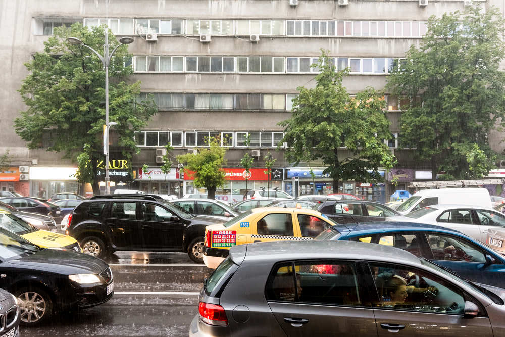 Românii își iau mașină în loc de umbrelă. FOTO: Shutterstock