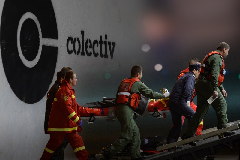 Transportul persoanelor rănite în incendiul din clubul Colectiv către spitale din străinătate, aeroportul Henri Coandă, 9 noiembrie 2015. Inquam Photos / Octav Ganea. Colaj: Ion Mateș