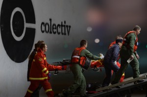 Transportul persoanelor rănite în incendiul din clubul Colectiv către spitale din străinătate, aeroportul Henri Coandă, 9 noiembrie 2015. Inquam Photos / Octav Ganea. Colaj: Ion Mateș