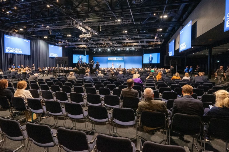 „O senzație de declin”. Scaune goale și lipsă de interes la conferința Partidului Conservator din Marea Britanie, aflat în cădere liberă în sondaje