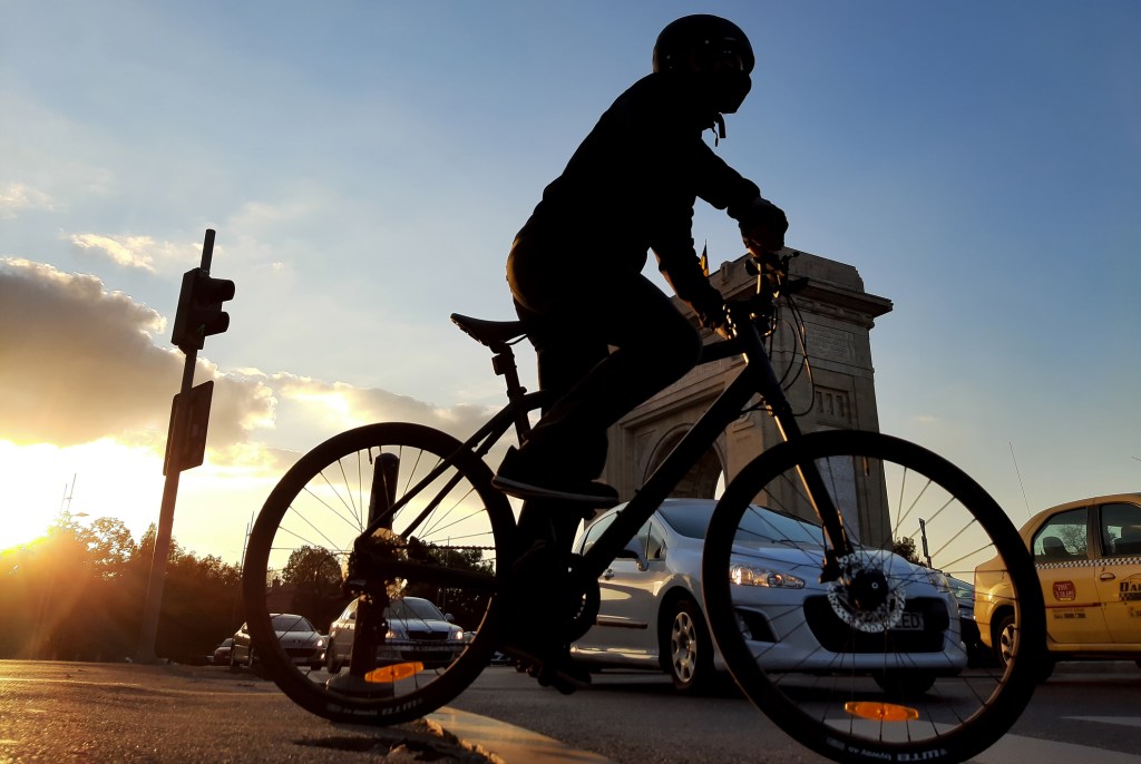 Biciclist în București. Foto: LCVA | Dreamstime.com