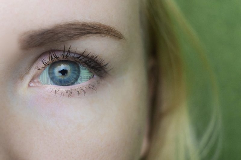 „O nouă eră”. Experții salută succesul „remarcabil” al implantării unui cip sub retină, care poate restabili vederea pierdută