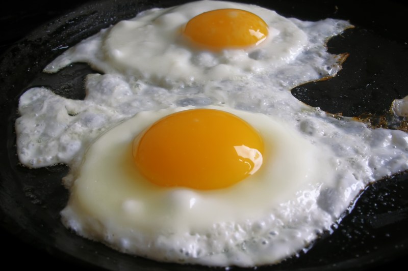 VIDEO Ce pățești dacă mănânci 24 de ouă zilnic? Un cercetător de la Harvard a făcut experimentul timp de o lună