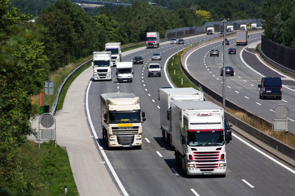 Continuă controversele cu noul sistem de taxare rutieră. CNAIR transmite un avertisment, în timp ce transportatorii solicită amânarea TollRo