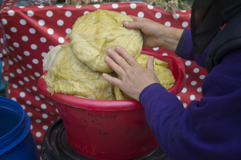 Rețeta de varză murată dintr-o comună din Timiș perfectă pentru aceste zile. Doamna Emilia folosește un fruct care dă un gust aparte