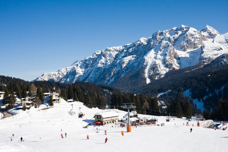 O renumită stațiune de schi din Italia va deveni prima din această țară care limitează numărul de vizitatori. Cum își explică decizia