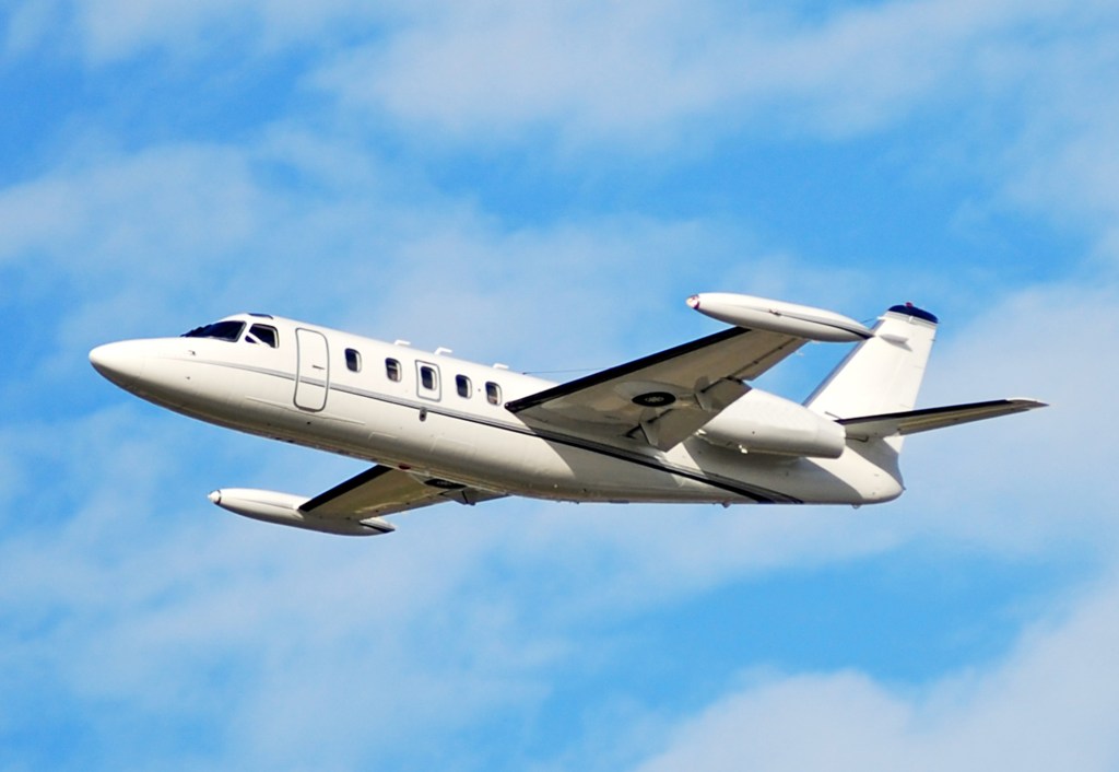 Avion privat în zbor. Foto cu caracter ilustrativ: Ivan Cholakov | Dreamstime.com (Cropped)