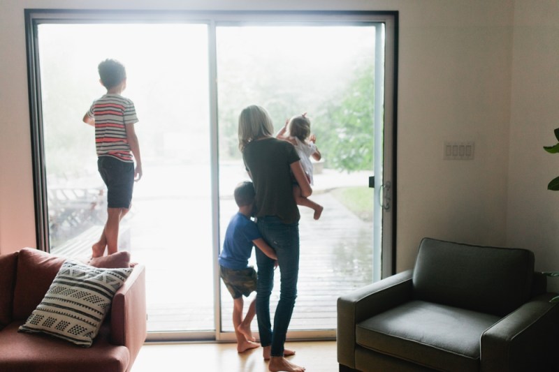 Cod roșu și nervi întinși în familii. „Am lucrat de acasă și mi-au sunat toată ziua în cap două kendame și ciondănelile copiilor”